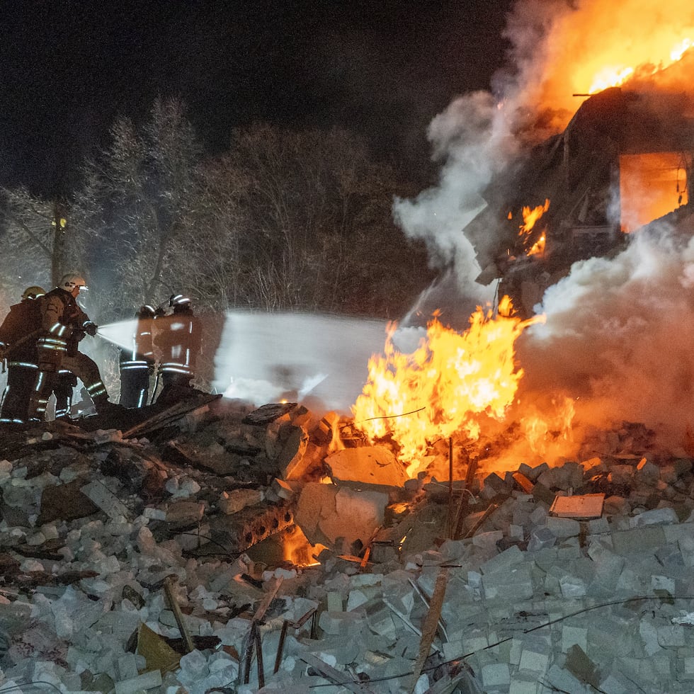 Bomberos sofocan un incendio en un edificio de apartamentos de varias plantas tras un ataque con misiles rusos en Járkiv, Ucrania.