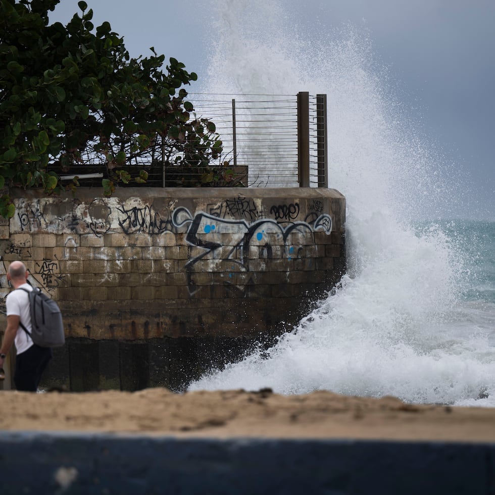 Las olas rompientes podrían alcanzar 18 pies.