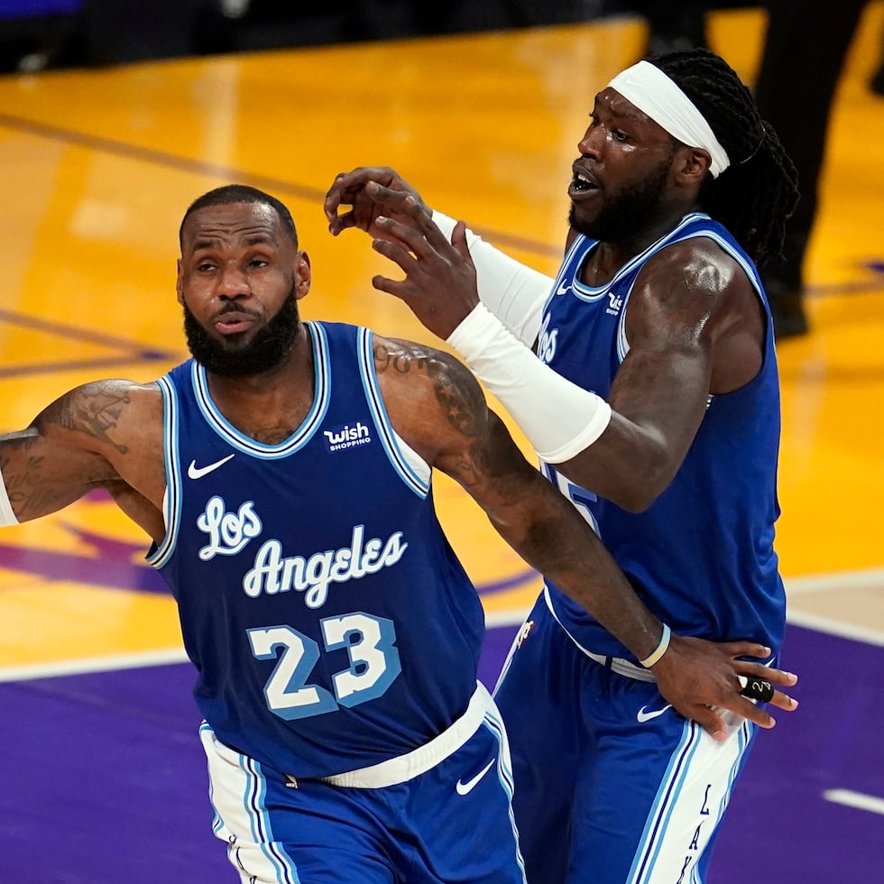 Montrezl Harrell, a la derecha, jugó con LeBron James en la campaña 2020-21 con los Lakers.