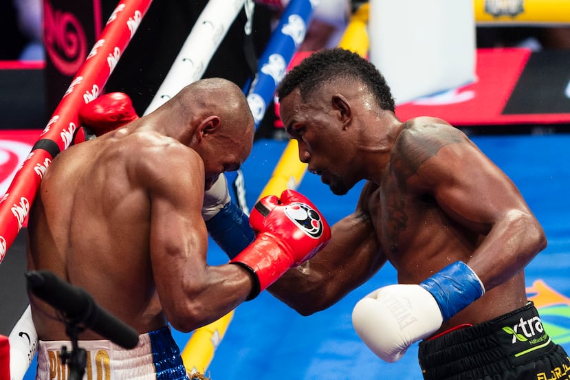 Subriel Matias conecta un uppercut a Alberto Puello en su pelea titular.