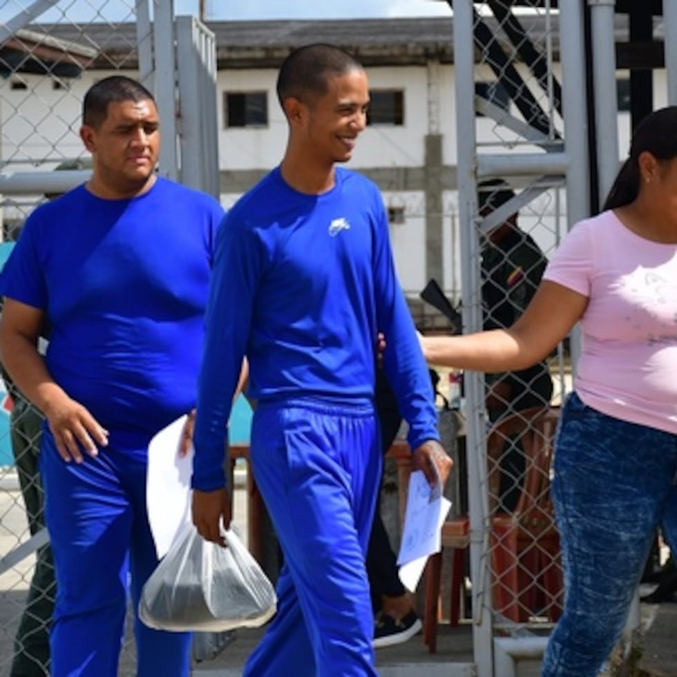 Ricardo Gámez, a la izquierda, sale de prisión luego de ser liberado, el domingo, 25 de enero.