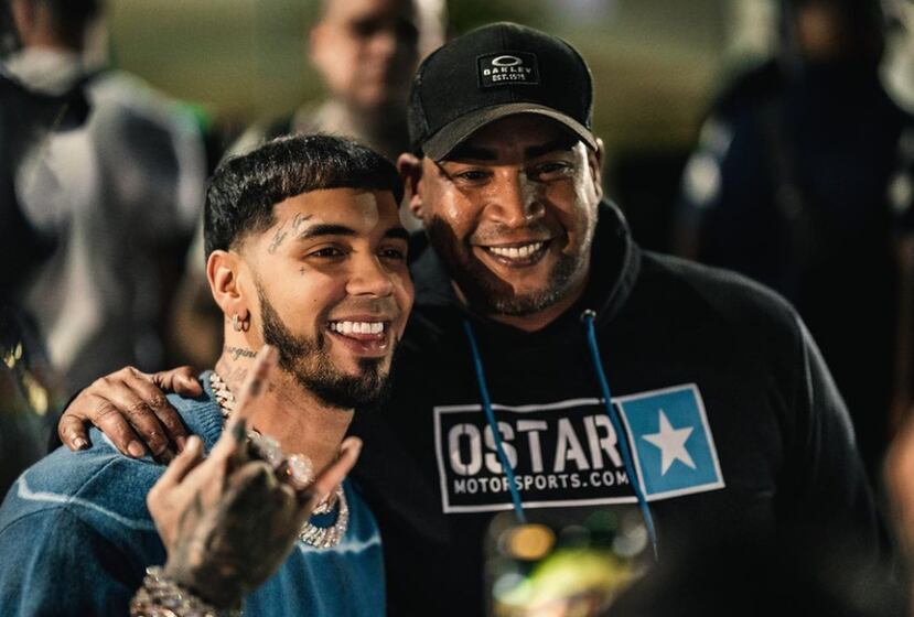Anuel AA, a la izquierda, y Don Omar, a la derecha, dejaron saber a su público que grabaron un tema musical juntos.
