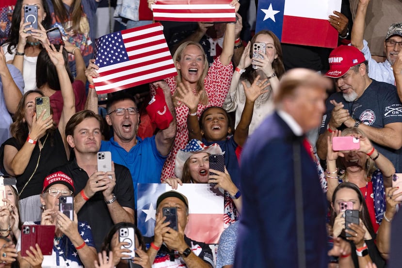 Fanáticos del líder estadounidense gritaban y sostenían la bandera de Estados Unidos.
