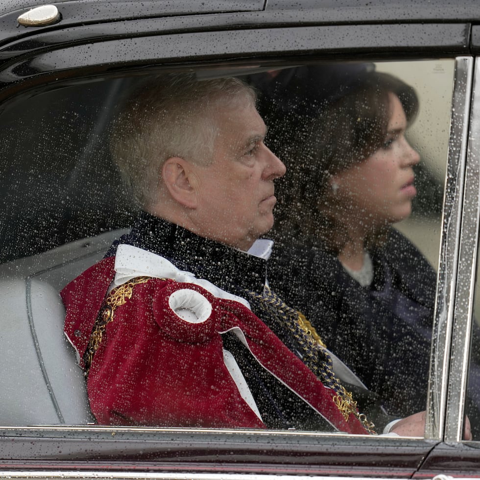 Debido a las conexiones entre Epstein y Maxwell con Andrés Mountbatte Windsor, su hermano, el rey Charles III, decidió en octubre retirarle todos los títulos reales