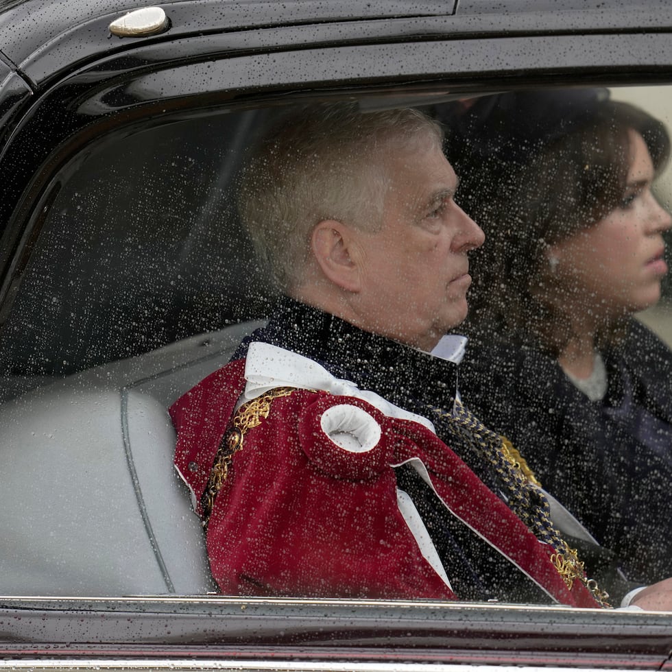 El príncipe Andrés y la princesa Eugenia del Reino Unido llegan antes de la coronación del rey Carlos III y Camila, la reina consorte, el 6 de mayo de 2023, en Londres. (AP Foto/Kin Cheung, archivo)