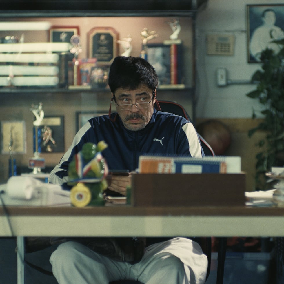 Benicio Del Toro interpreta el personaje del Sensei Sergio St. Carlos en la película "One Battle After Another".