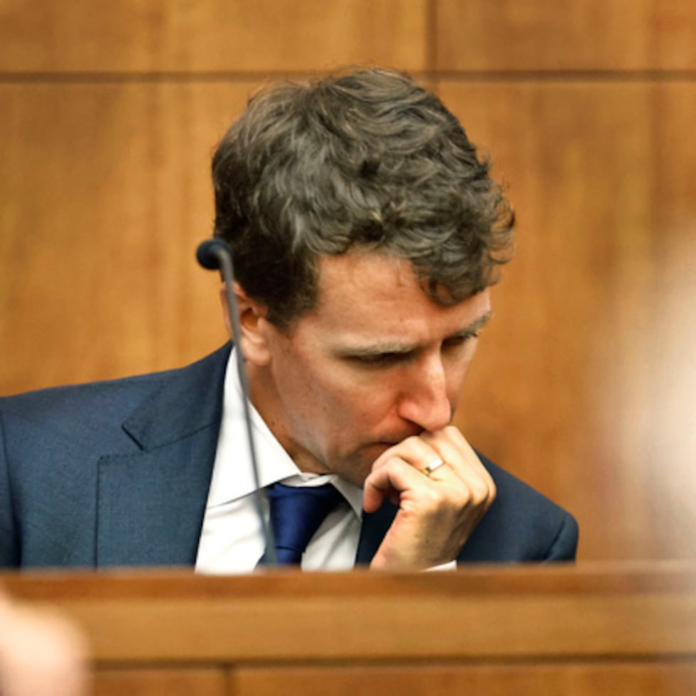 Patrick Clancy reacciona al ver las imágenes de él mismo y sus hijos de vacaciones, tomadas un mes antes de que fueran asesinados, que se proyectan en la sala del Tribunal Superior de Plymouth.
