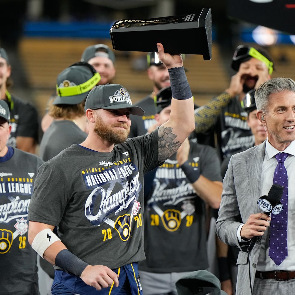 Jake Bauers carga con el trofeo de MVP de la Serie de Campeonato de la Liga Nacional.