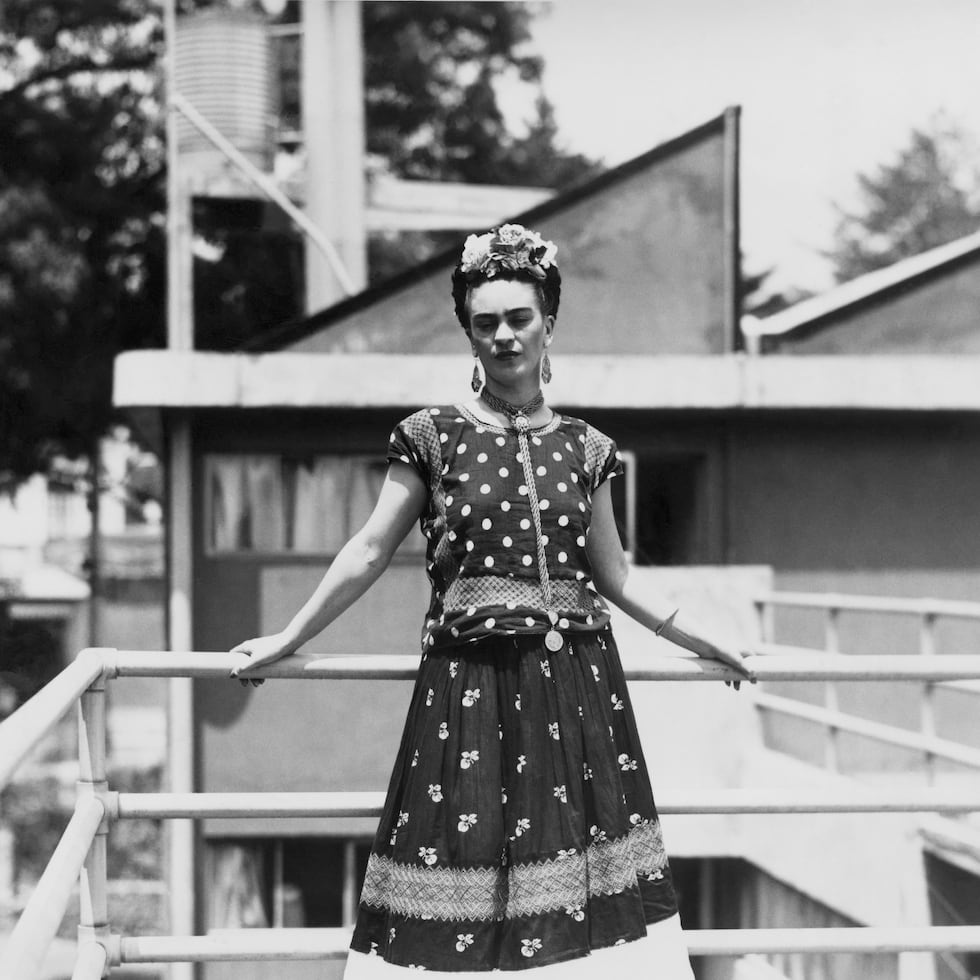 Frida Kahlo, pintora y surrealista mexicana, posa en su casa en la Ciudad de México, el 14 de abril de 1939.