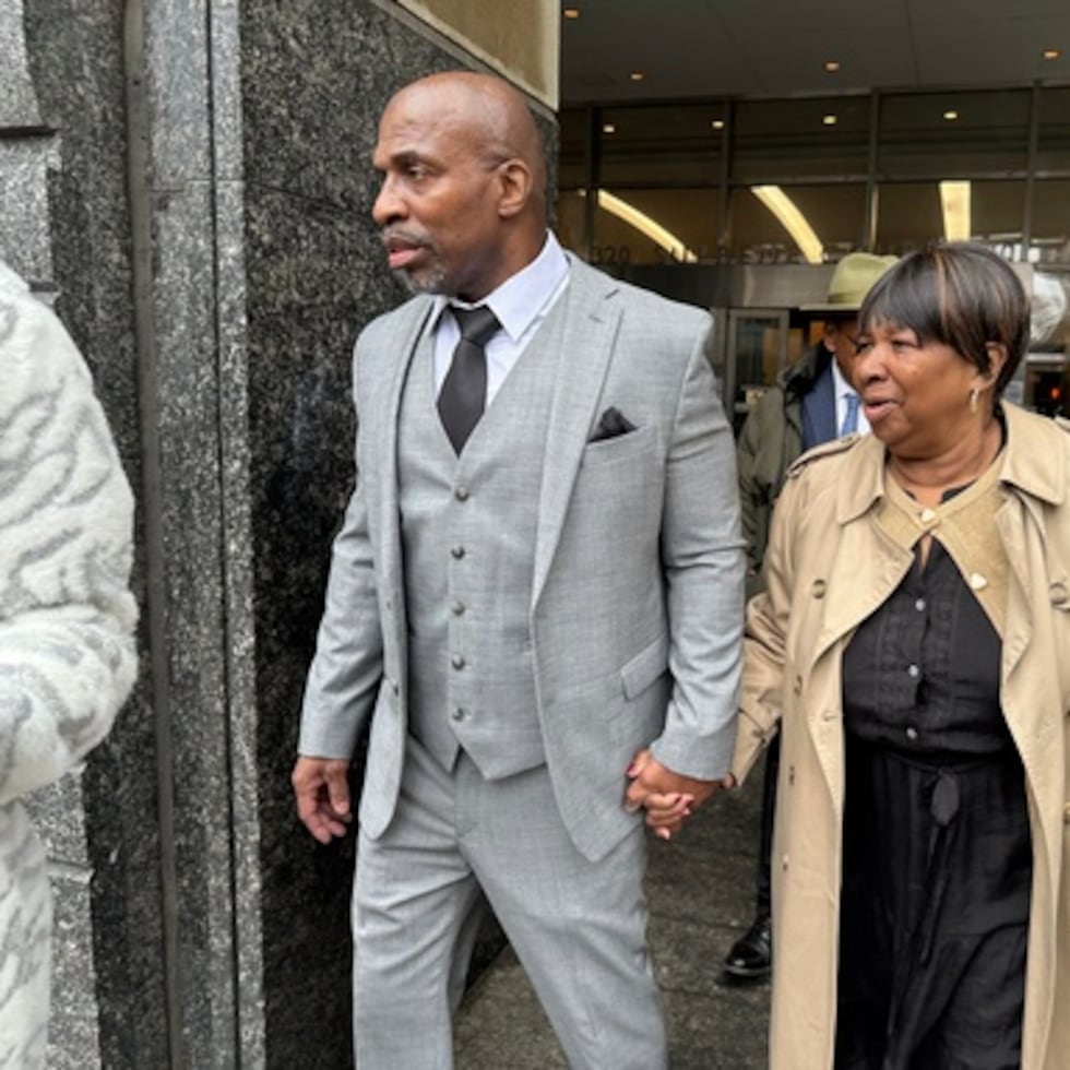 Kenneth Windley, a la izquierda, sale de un juzgado con su madre, Francina Windley Patterson, en el barrio neoyorquino de Brooklyn, el lunes 16 de marzo de 2026.