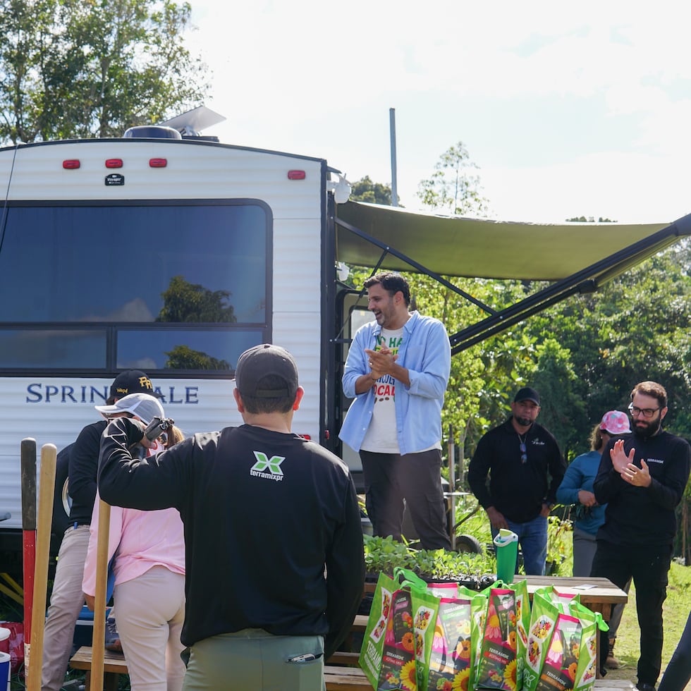 Desde un pequeño banco, Carlos Rodríguez recordó por qué todos llegaron a sembrar en Morovis: la esperanza de alimentar “el hambre física, el hambre emocional, el hambre de comunidad” de los viejos en la montaña.