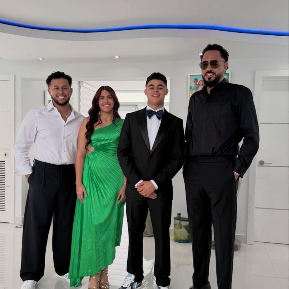 Mía, Rafael y Antonio recibieron los vehículos de manos de su padre.