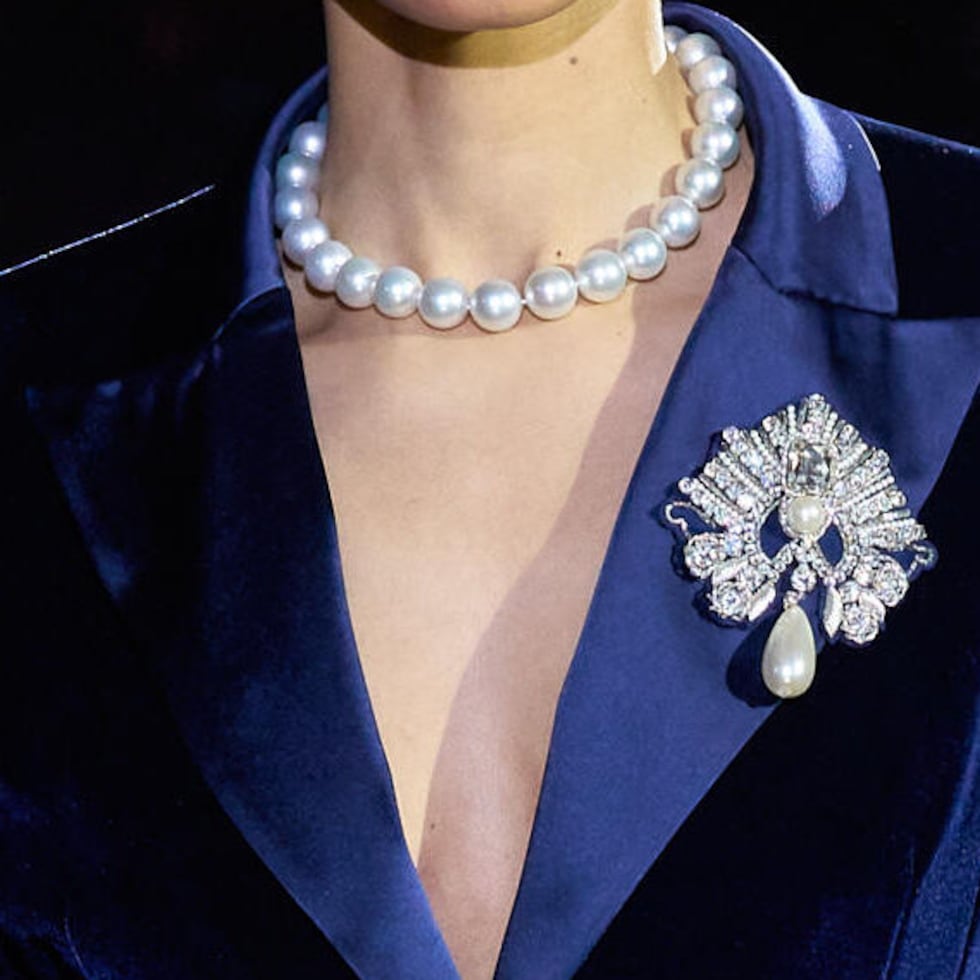 Antes de la invención del botón, el broche era la herramienta principal para estructurar la vestimenta, transformándose con el tiempo en un distintivo de jerarquía.