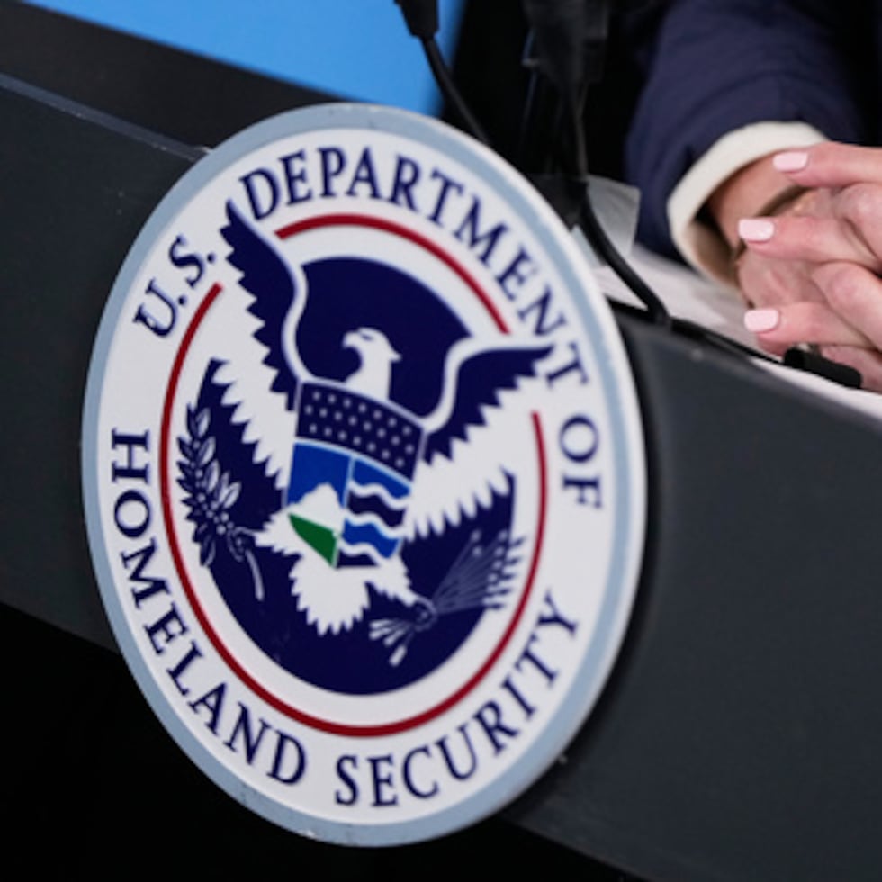 La secretaria de Seguridad Nacional, Kristi Noem, habla durante una rueda de prensa en la sede de la Agencia Federal para el Manejo de Emergencias, el sábado 24 de enero de 2026, en Washington.