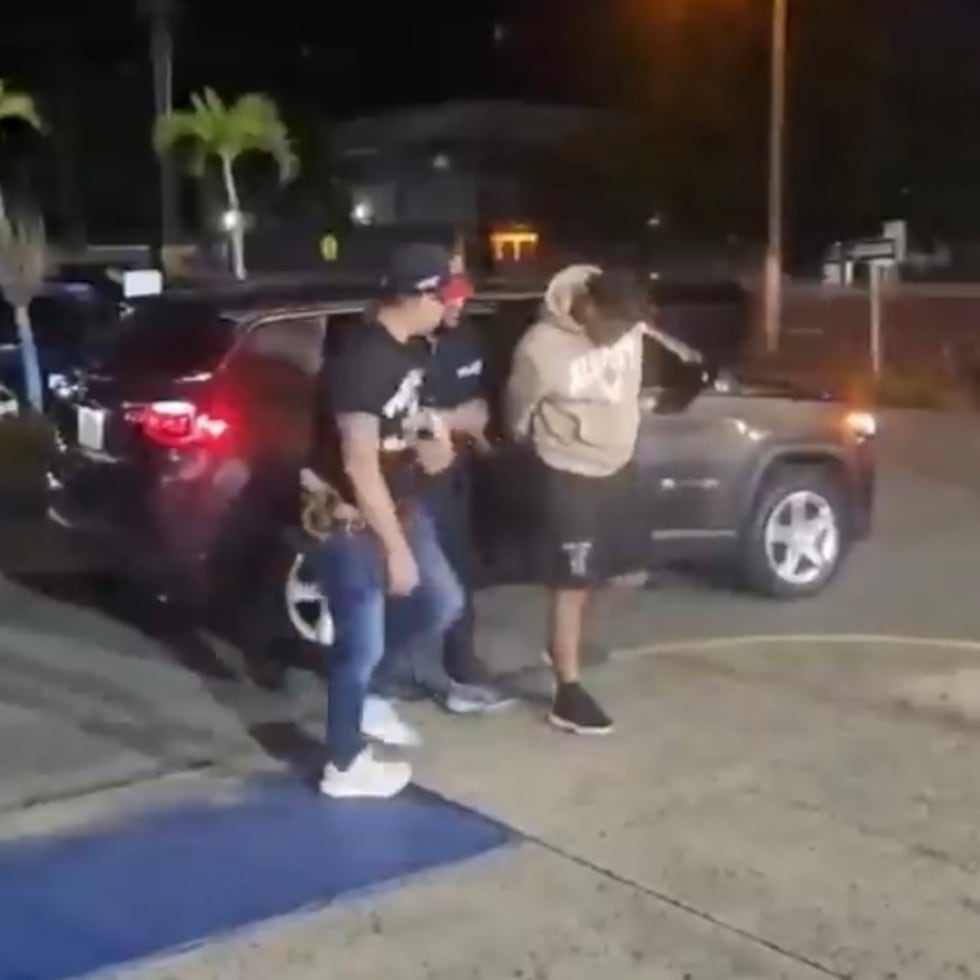 Según la Policía, cuando los agentes entraron al residencial, observaron entre 12 y 15 individuos vestidos de negro y fuertemente armados.