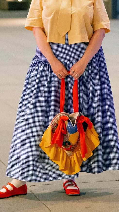 La faldas maxi y midi con estampados de cuadros combinada con otras prendas coloridas abona a un look ecléctico y divertido.