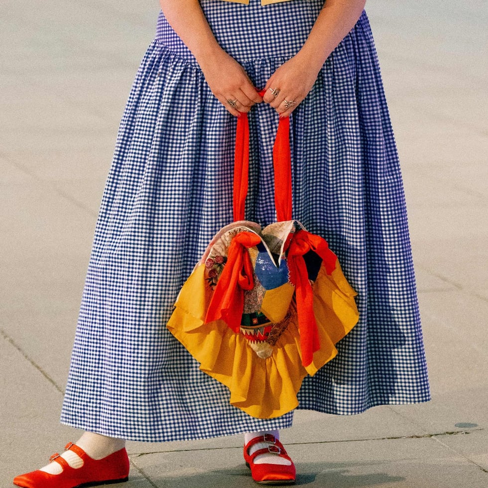 La faldas maxi y midi con estampados de cuadros combinada con otras prendas coloridas abona a un look ecléctico y divertido.