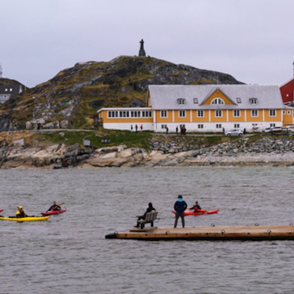Además del clima implacable que sepulta gran parte de Groenlandia bajo capas de hielo y congela los fiordos del norte durante gran parte del año, las tierras raras que se encuentran allí tienden a estar encerradas en un tipo de roca complejo llamado eudialita, y nadie ha desarrollado un proceso rentable para extraer tierras raras de ese tipo de roca.