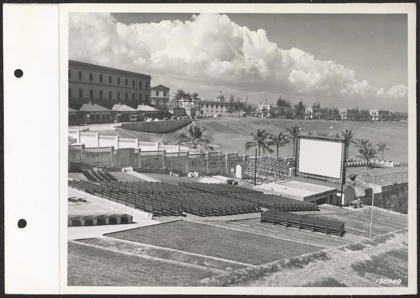 El cine al aire libre de Fort Brooke miraba sobre un compacto campo de golf para el disfrute de los oficiales. Algunos civiles podían acceder a las proyecciones bajo ciertas condiciones.