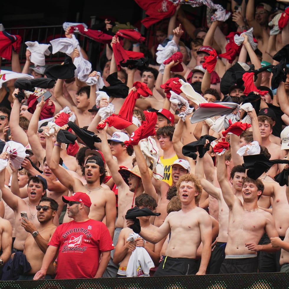 Fanáticos de los Cardinals agitan sus camisetas en el partido de los Cardinals en San Luis el pasado sábado contra Kansas City.