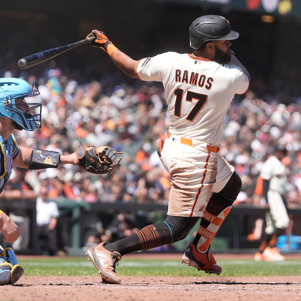 Heliot Ramos conectando su sencillo impulsador de dos carreras en la sexta entrada, que despegó 7-2 a San Francisco.