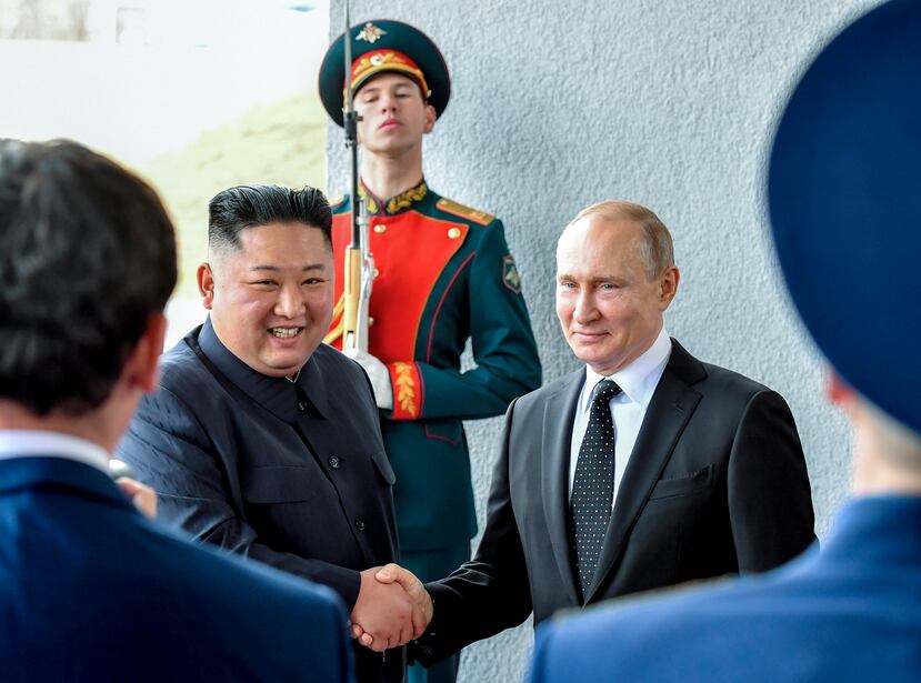 El presidente de Rusia, Vladímir Putin, a la derecha, estrecha la mano del líder de Corea del Norte, Kim Jong Un, durante un encuentro en Vladivostok, Rusia, el 25 de abril de 2019.