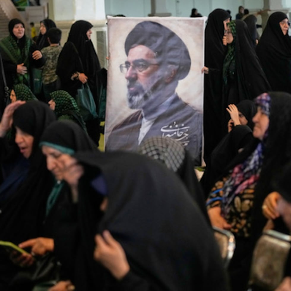Unas mujeres se reúnen alrededor de un retrato del líder supremo de Irán, el ayatolá Mojtaba Jamenei, durante una ceremonia en honor a las fuerzas armadas y a los caídos en la guerra con Israel y Estados Unidos.