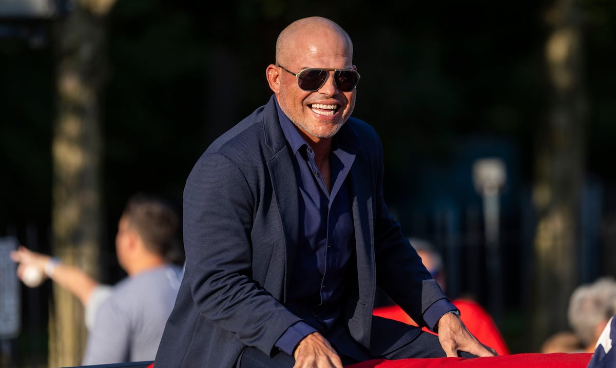 Iván Rodríguez and other Puerto Rican stars embrace Carlos Beltrán in Cooperstown