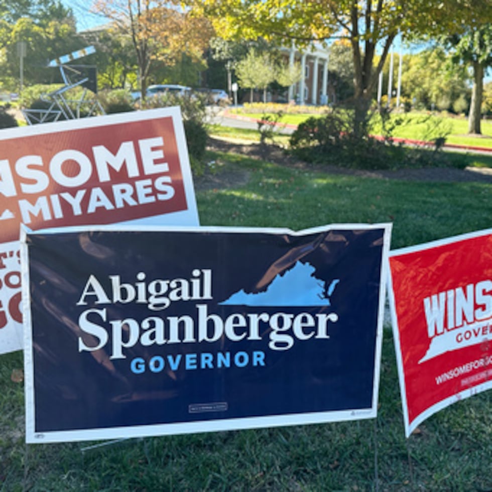 Se avecinan elecciones en Virginia, EEUU.  Vallas de candidatos a gobernador.