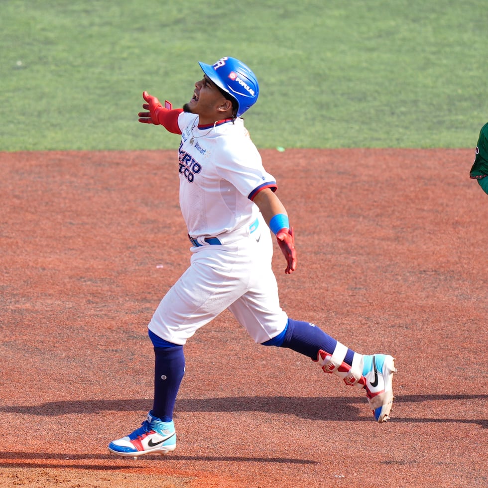 Rubén Castro, a la izquierda, celebra el batazo de la victoria.