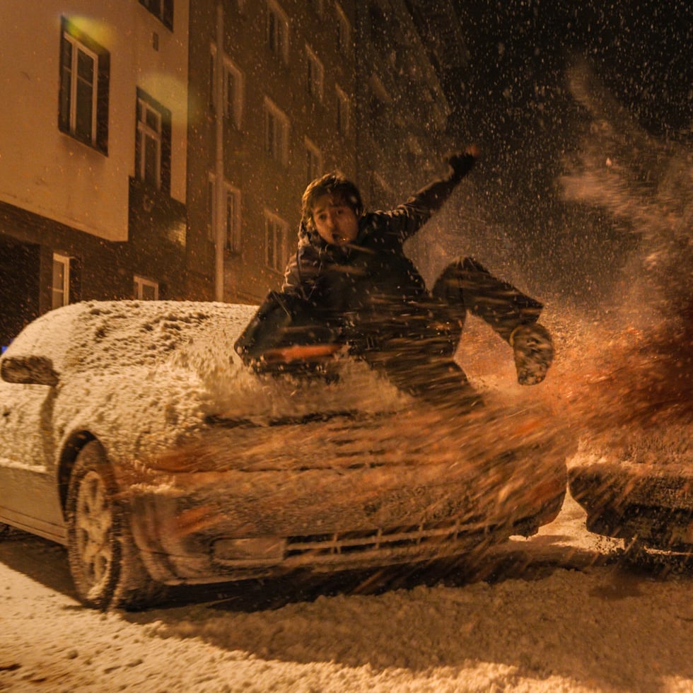 Austin Abrams en una escena de "Resident Evil".
