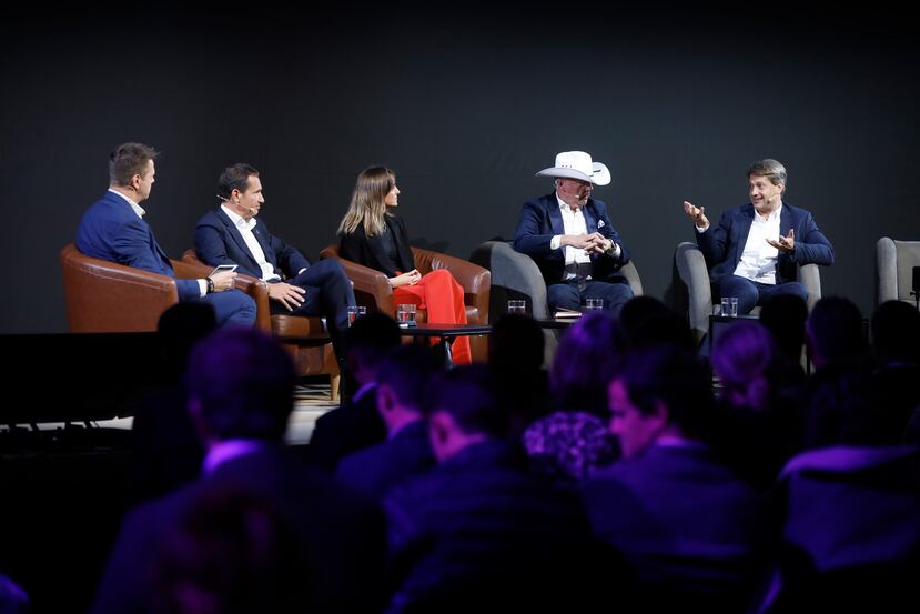 Una de las conclusiones del debate es que España, que se encuentra a la cola en Europa en la transición hacia el coche eléctrico, necesita ampliar su red de puntos de recarga, sobre todo de carga rápida.