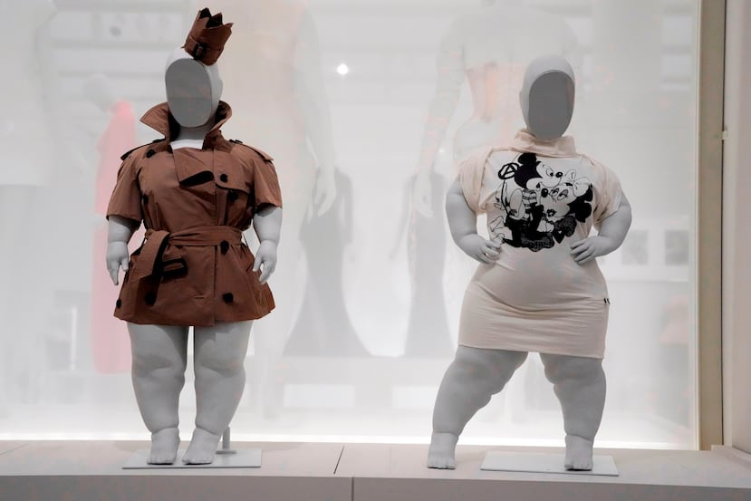 Diseños de Burberry, a la izquierda, y Vivienne Westwood se exhiben en maniquíes de Sinéad Burke en la sección "Cuerpo Discapacitado" en la exposición "Costume Art" (Arte del vestido) del Instituto del Vestido del Museo Metropolitano de Arte, el sábado 2 de mayo de 2026, en Nueva York. (Foto Charles Sykes/Invision/AP)