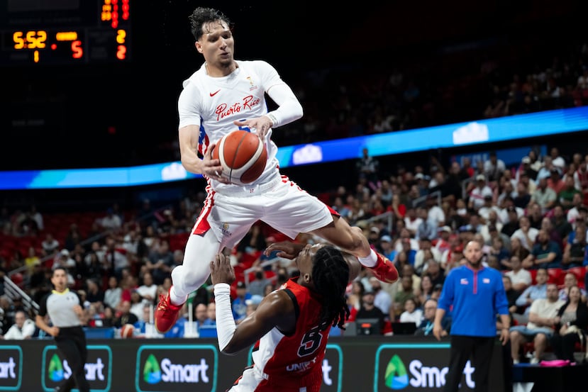 Ramses Meléndez choca contra Marcus Carr.