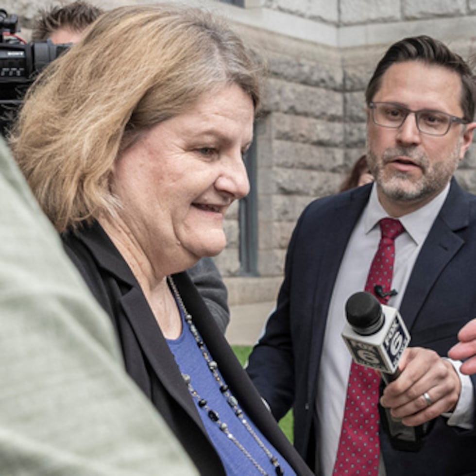 La jueza de circuito del condado de Milwaukee, Hannah Dugan, escribió que durante la última década llevó miles de casos con “el compromiso de tratar a todas las personas con dignidad y respeto, de actuar con justicia, deliberación y coherencia, y de mantener una sala de vistas con el decoro y la seguridad que el público merece.