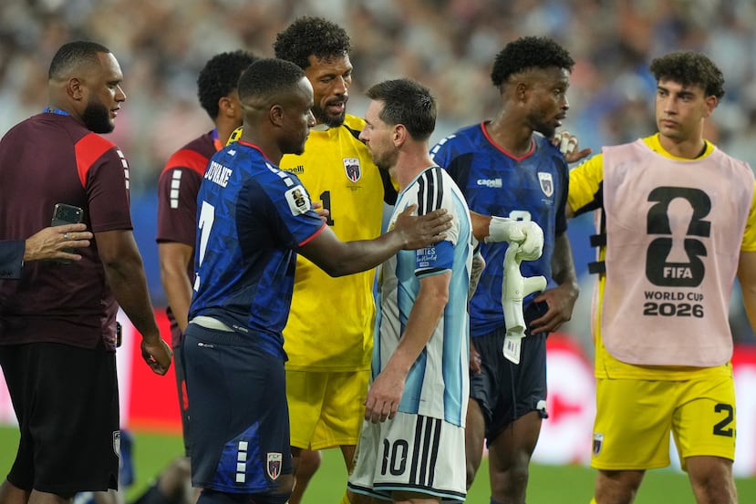 Vozinha, al centro, se acerca y felicita al astro Lionel Messi tras el triunfo de Argentina.
