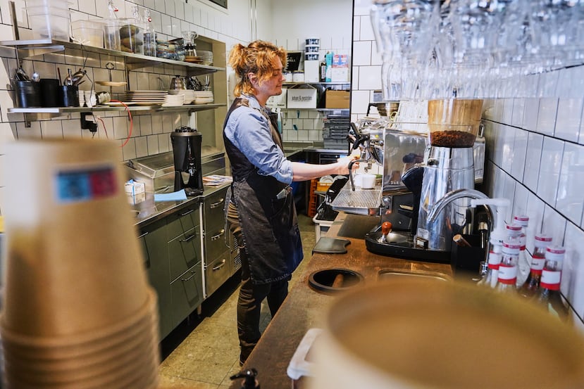 El barista Kajetan Grzelczak prepara un café en el Andon Café, en el barrio de Vasastan, Estocolmo, Suecia, el martes 5 de mayo de 2026. (Foto AP/James Brooks)