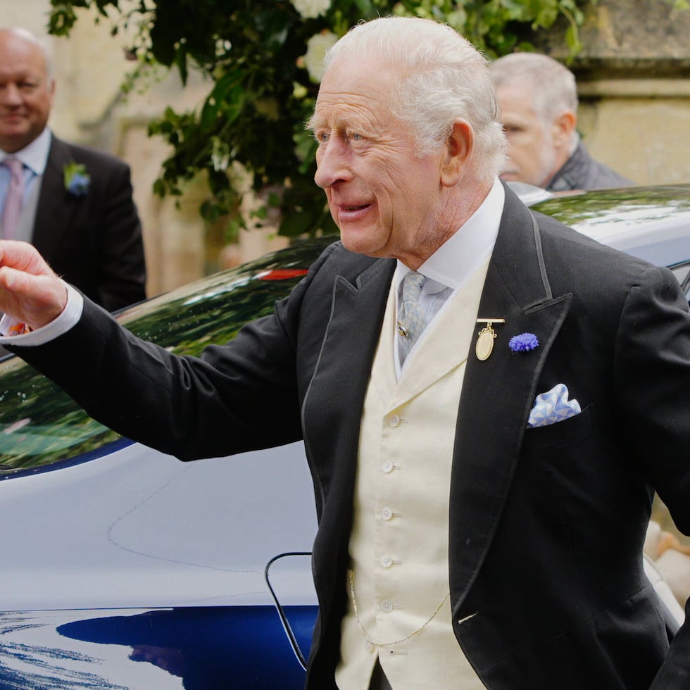 El rey Carlos III de Inglaterra llega a la boda de Harriet Sperling y Peter Phillips en la iglesia de Todos los Santos de Kemble, Inglaterra, el sábado 6 de junio de 2026.