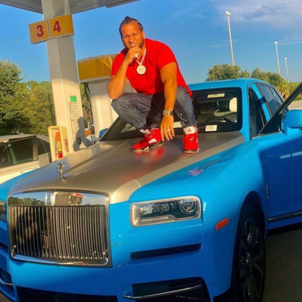 El Alfa encima de su Rolls-Royce.