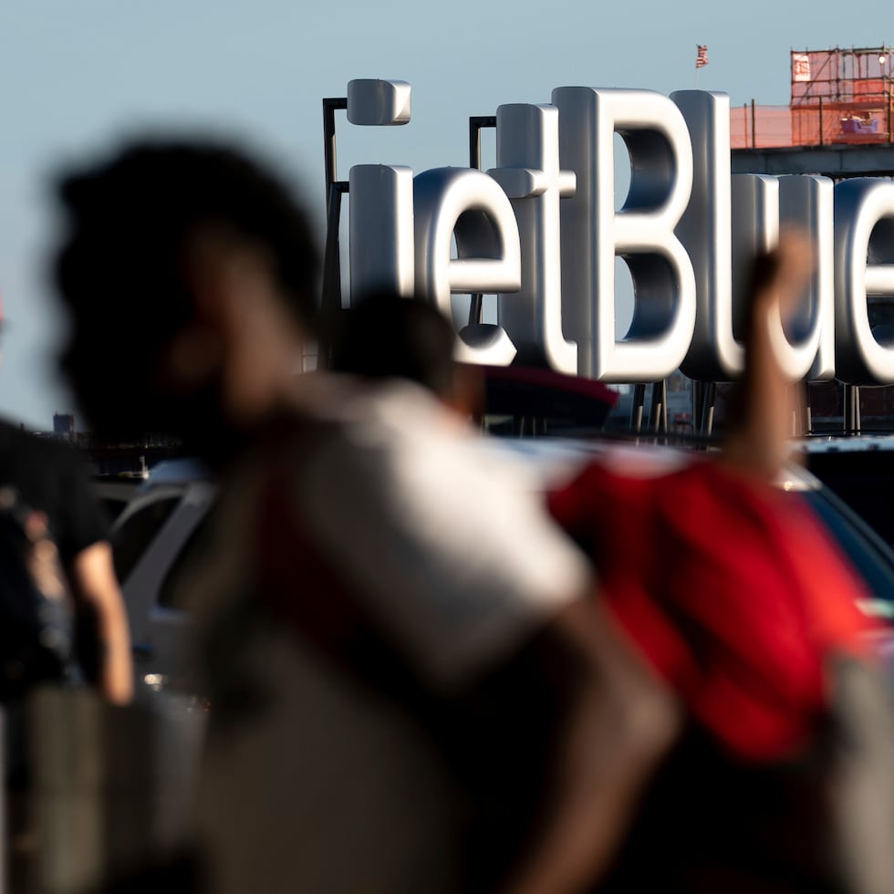 Los pilotos informaron al control de tráfico aéreo que se produjo “un problema de control de vuelo” y describieron lesiones que incluían una posible “laceración en la cabeza”, según el audio grabado por LiveATC.net.