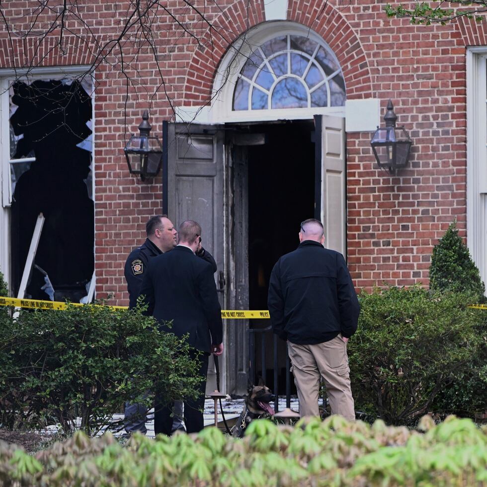 Investigadores revisan la escena de un incendio en la residencia oficial del gobernador de Pensilvania, el domingo 13 de abril de 2025, en Harrisburg, Pensilvania.