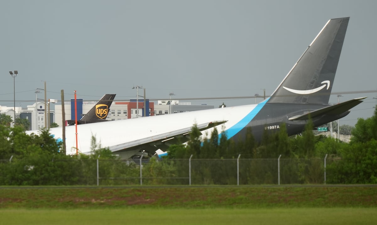 Avión de carga de Amazon que salió de San Juan se accidenta en Miami: cinco muertos