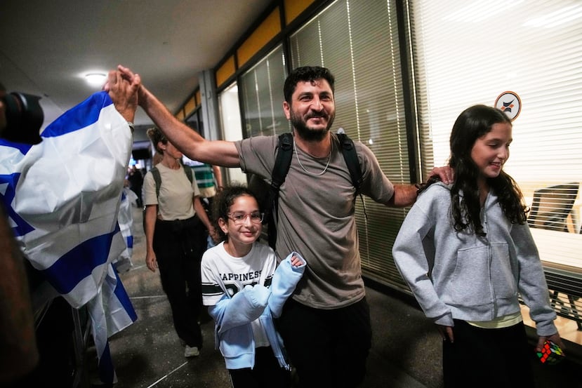 Pasajeros israelíes que viajaban a bordo de un avión de FlyDubai que realizó un aterrizaje de emergencia en Arabia Saudí llegan al Aeropuerto Internacional Ben Gurion.
