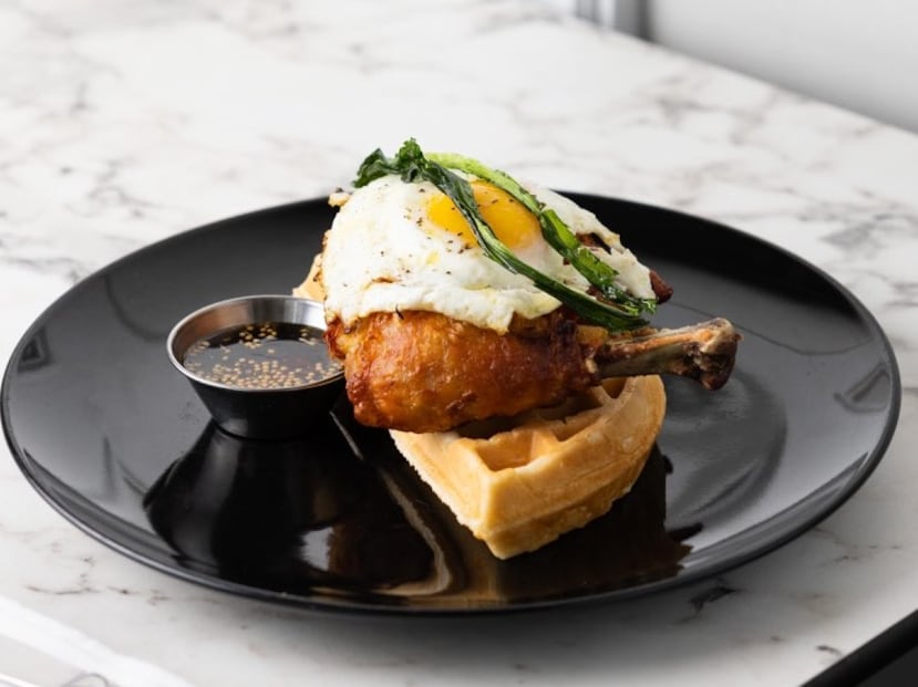 Chicken & waffle egg, del menú de "brunch" de El Gallo Pinto, en Guayama.