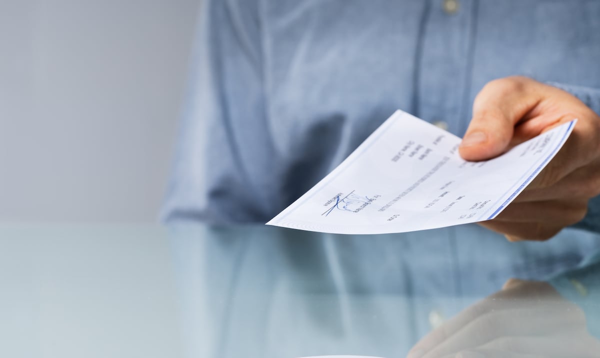 Cheque alterado de $7,250: arrestan a músico por presunto fraude en Condado