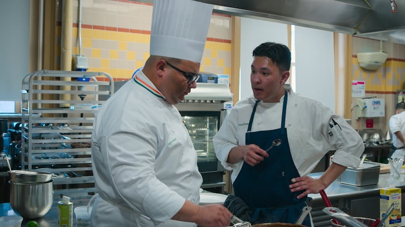 El chef puertorriqueño Shamil Velázquez, a la izquierda, formó parte del programa "Next Gen Chef", de Netflix. Lo acompaña uno de los participantes, Khan Bataa.
