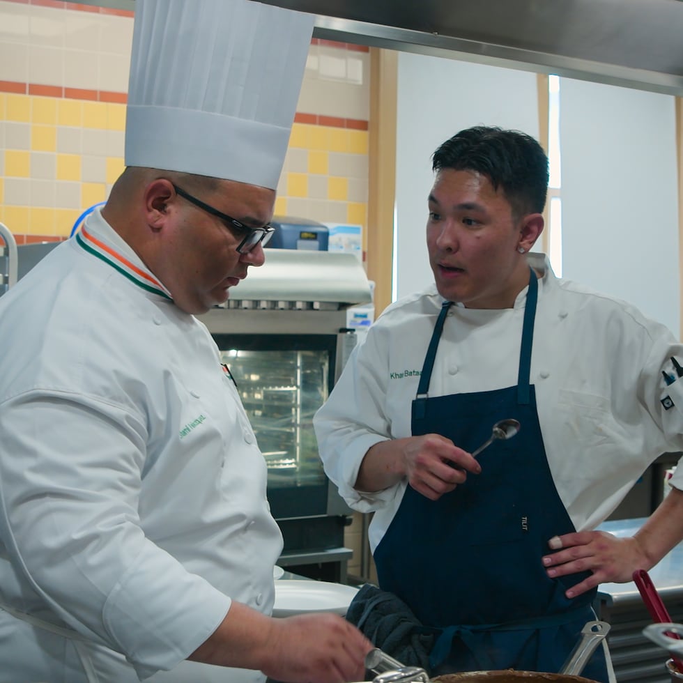 El chef puertorriqueño Shamil Velázquez, a la izquierda, formó parte del programa "Next Gen Chef", de Netflix. Lo acompaña uno de los participantes, Khan Bataa.