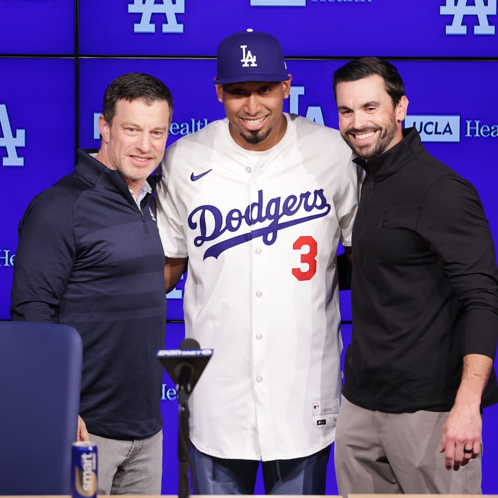 Edwin Díaz posa junto a Brandon Gomes (derecha), gerente general y Andrew Friedman, presidente de operaciones de béisbol de los Dodgers.