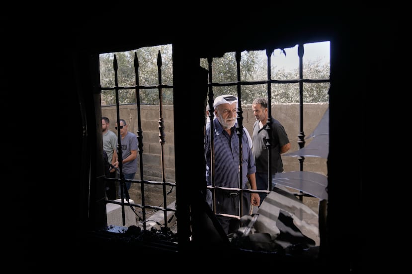 Palestinos inspeccionan los daños en una mezquita que, según los residentes, fue incendiada durante un ataque de colonos israelíes, en la aldea de Bazariya, en Cisjordania, el martes 1 de septiembre de 2026 (Foto AP/Majdi Mohammed).