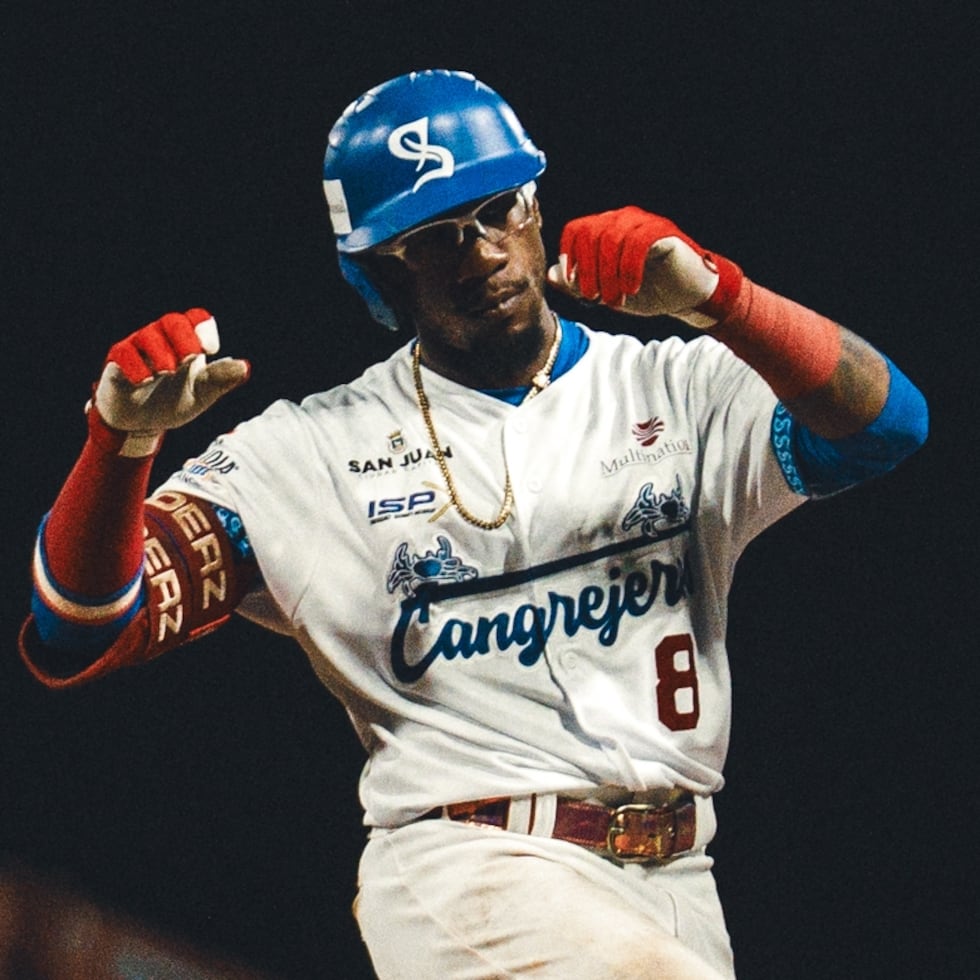 El segunda base Shed Long Jr. celebra un batazo en la victoria cangrejera.